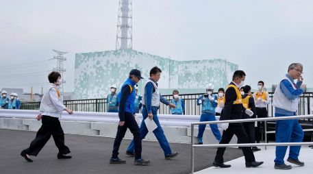 Grossi (de cachucha) en la planta nuclear de Fukushima. Pescadores locales y grupos en Corea del Sur y China han manifestado su inconformidad con el vertido del agua contaminada. EFE/H. Komae