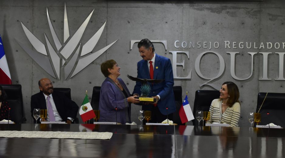 El tequila ha fortalecido los lazos comerciales y de amistad entre México y Chile, dijo la expresidenta chilena, Michelle Bachelet, quien durante su mensaje agradeció a la agroindustria tequilera el reconocimiento. ESPECIAL