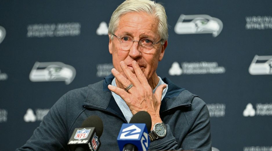 Pete Carroll no pudo evitar soltar unas lágrimas en la rueda de prensa en la que se despedía como entrenador de los Seahawks. AFP/A. Jenner