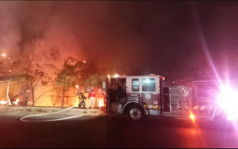 Los bomberos lograron sofocar el incendio, mientras que personal de los Servicios Médicos Municipales atendieron a una vecina que sufrió una crisis emocional. ESPECIAL / Comisaría de Tonalá