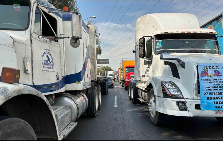 Ayer, afiliados a Transportistas de Carga y Turismo causaron caos en la autopista México-Querétaro, una vialidad que también será tomada día 5 de febrero. SUN/I. Montaño