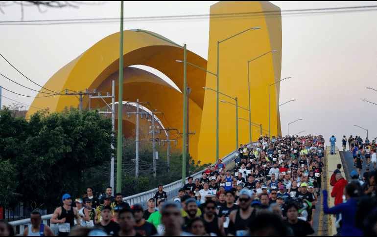 Esta edición del Medio Maratón de Guadalajara reunió a más de 21 mil corredores que recorrieron las principales vialidades del AMG. EFE / F. Guasco