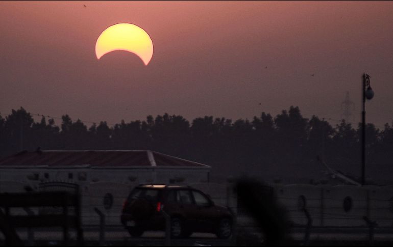Los observadores del eclipse que se encuentren fuera de la trayectoria de la totalidad podrían ver un eclipse parcial. AFP / ARCHIVO