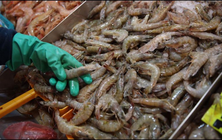Comidas como el pescado y otros mariscos tradicionales en estas fechas, pueden llevar a padecer algunas enfermedades gastrointestinales, ya que es más fácil que los productos se descompongan al estar a la intemperie. SUN / ARCHIVO