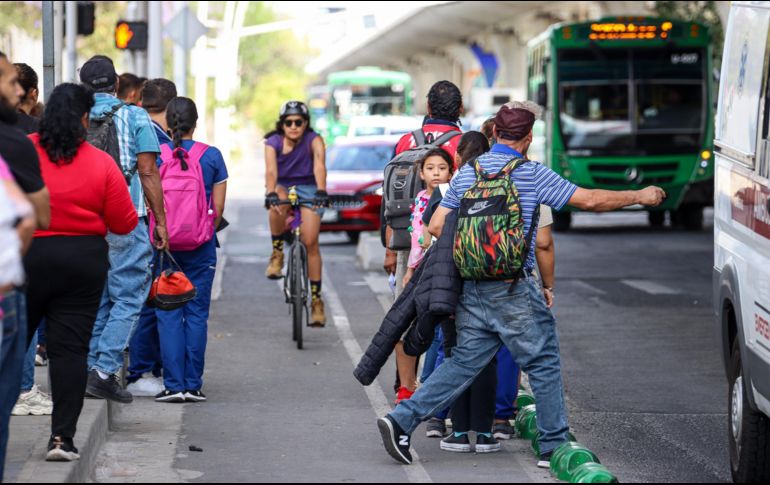 De acuerdo con especialistas y ciudadanos, las fallas en el diseño de la ciclovía de Ávila Camacho provocan que a diario las personas tengan que estar atentas a los ciclistas que pasan para evitar ser atropelladas. EL NFORMADOR/H. Figueroa