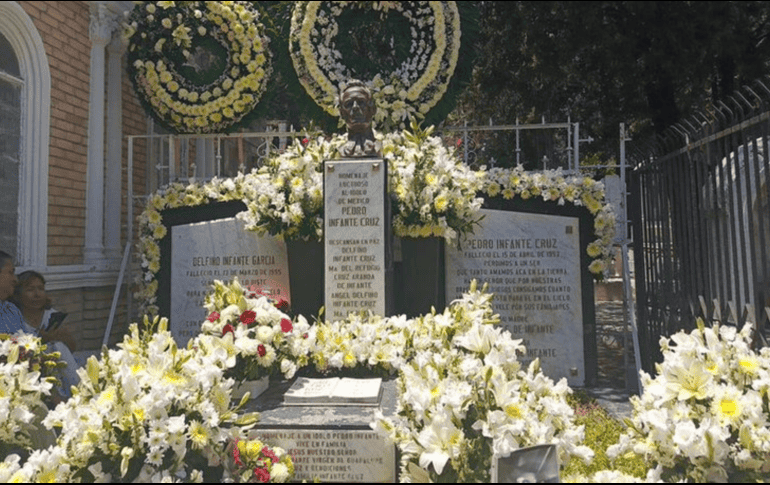 Decenas de flores blancas que inundaron la tumba del cantante, y que fueron depositadas por los fans. SUN