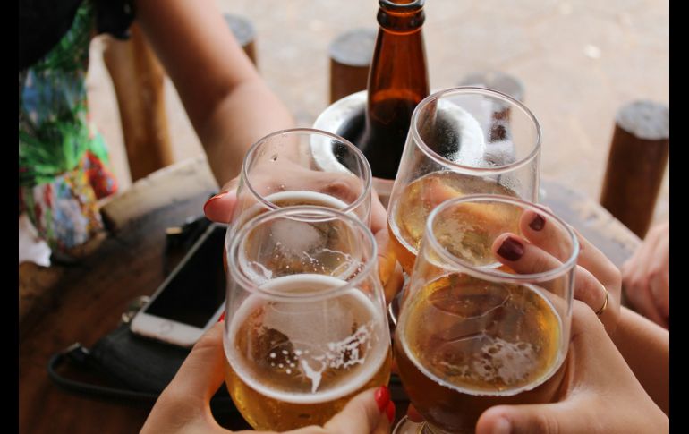 Bebe cerveza con moderación y disfruta de todo lo que ofrece a tu salud. Unsplash
