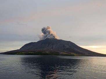 Indonesia, un archipiélago de 270 millones de habitantes, tiene 120 volcanes activos. EFE