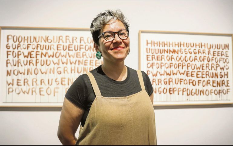 La artista Mónica Leyva posa frente a su obra titulada “Hunger For Power”. EL INFORMADOR/ H. Figueroa