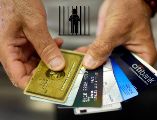 Algunas personas compran cosas con la tarjeta de crédito, pero luego se les vuelve imposible pagar. AFP / ARCHIVO
