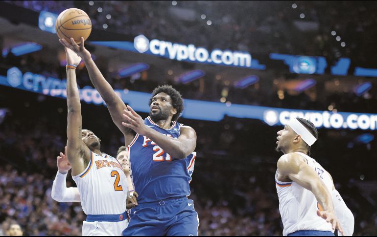 Joel Embiid (der.) maniató a los Knicks para acercar a los 76ers en la eliminatoria, aún a favor de los Knicks 2-1. AFP/T. Nwachukwu