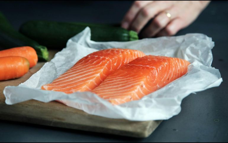 Los pescados grasos como el salmón, la caballa y las sardinas son una fuente abundante de vitamina D. Unsplash.
