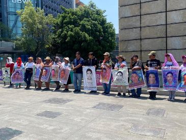 Los familiares de los 43 estudiantes desaparecidos en Iguala, Guerrero, en septiembre de 2014, se reunieron en la Estela de Luz como parte de una jornada de seis días llamada "La Verdad y Justicia a la Deriva". SUN / V. Rosas