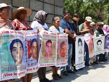El pasado viernes, los padres de los 43 estudiantes desaparecidos marcharon e instalaron un plantón en el Zócalo de la Ciudad de México, que se retirará el 1 de mayo, para exigir justicia y el esclarecimiento del caso. SUN/ V. Rosas.