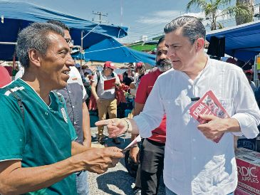 Durante la campaña electoral, en la que busca ser el próximo alcalde de Guadalajara, José María “Chema” Martínez ha recorrido los diferentes barrios tapatíos para escuchar las necesidades de las personas. ESPECIAL