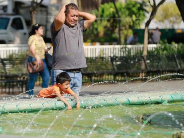 Los tapatíos se refrescan en medio de la ola de calor que azota la ciudad. EL INFORMADOR/ ARCHIVO