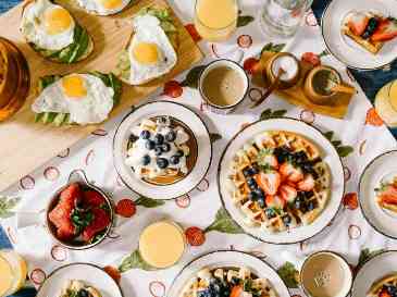 Consiente a mamá en su día con un desayuno que incluya todos sus platos favoritos. Unsplash