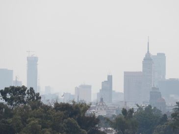 Imagen tomada la tarde de ayer que muestra la contaminación sobre la Ciudad de México. EFE/M. Guzmán